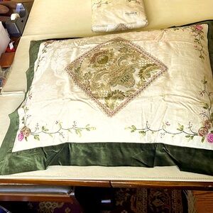 Arabesque pillow shams